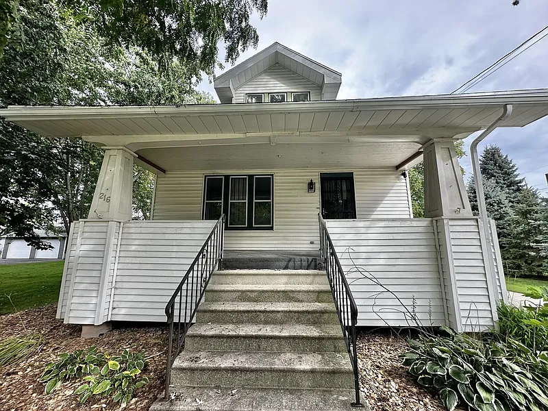 3 bed, 2.0 bath, 1304 sqft, $1,599 — Photo 4