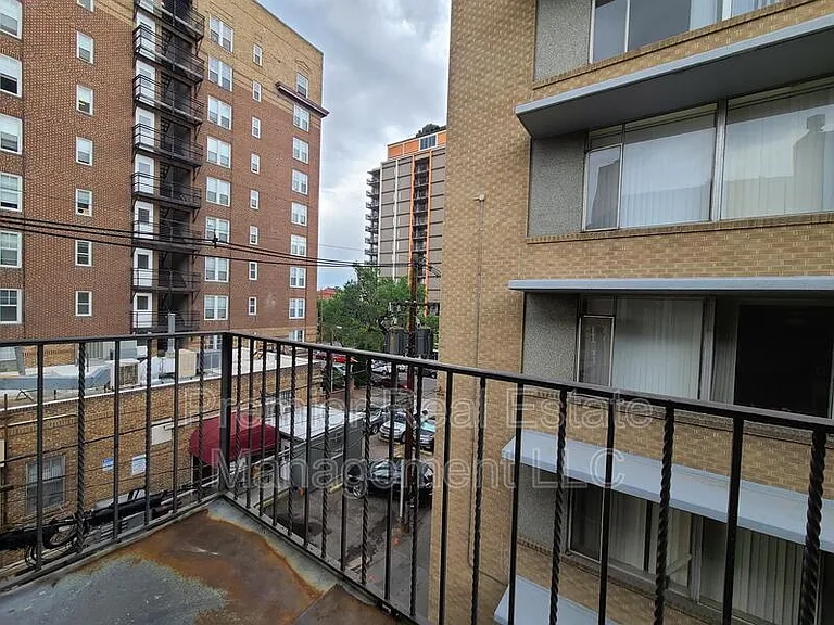 963 N Logan St #19 — Photo 15