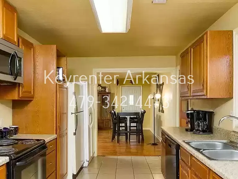 1144 N Vista Pl — Photo 7