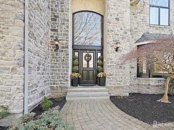 2nd image of 25 Carsdale Ct