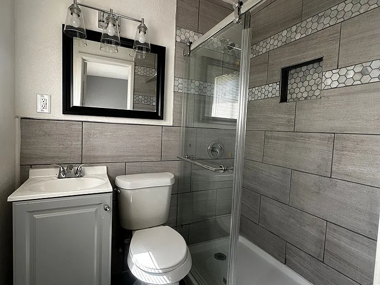 2206 Lyndale Dr — Photo 7