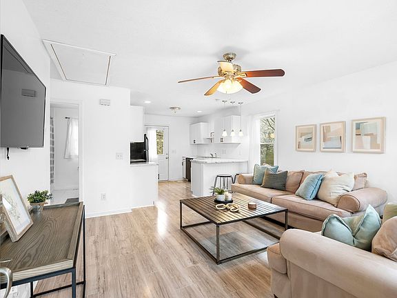 3rd image of 1027 College Ave