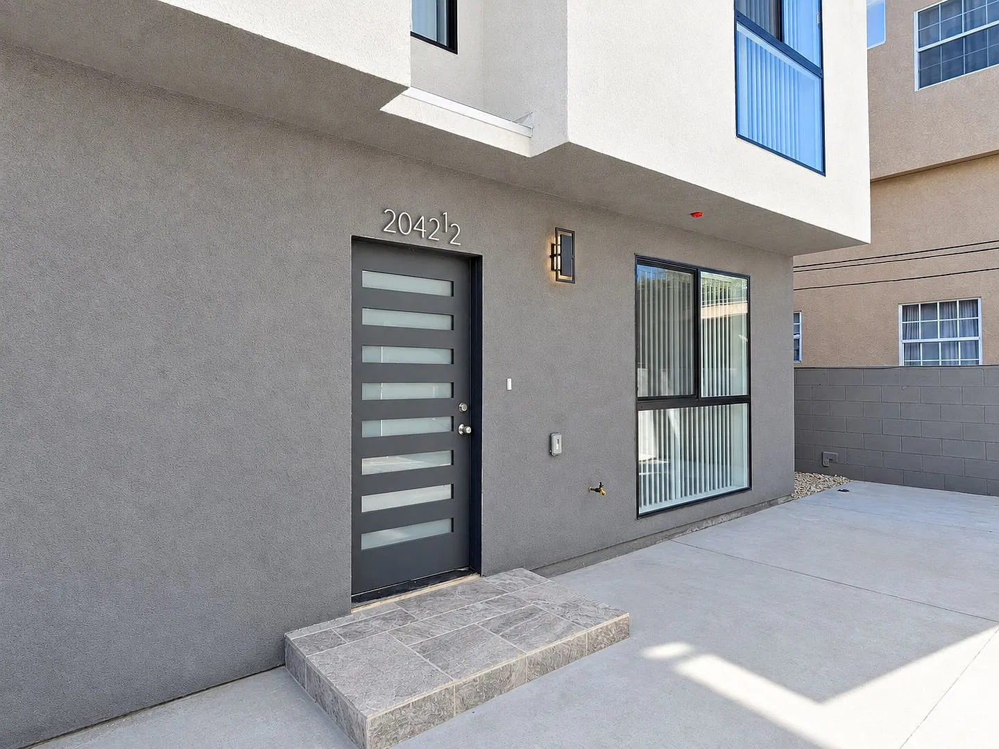 2042 S Burnside Ave — Photo 4