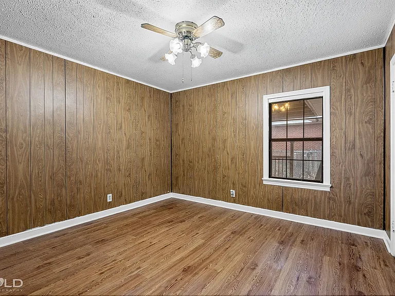 1005 Clarence St — Photo 18