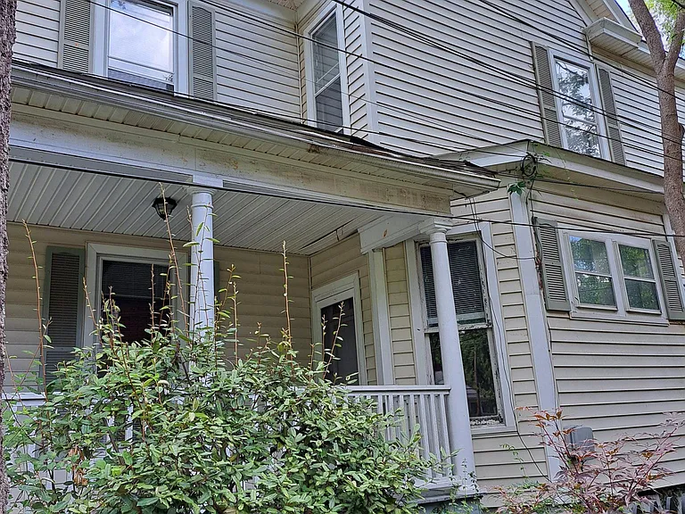 321 Union St S — Photo 2
