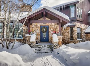 22 1/2 Chatham Ln, Oak Brook, IL 60523