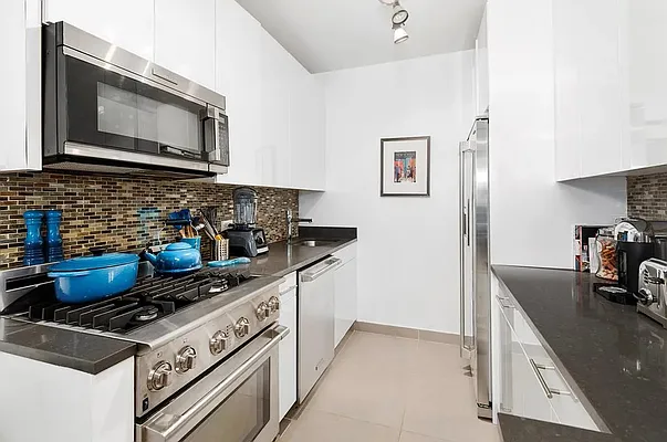 Rented by SERHANT. | media 1