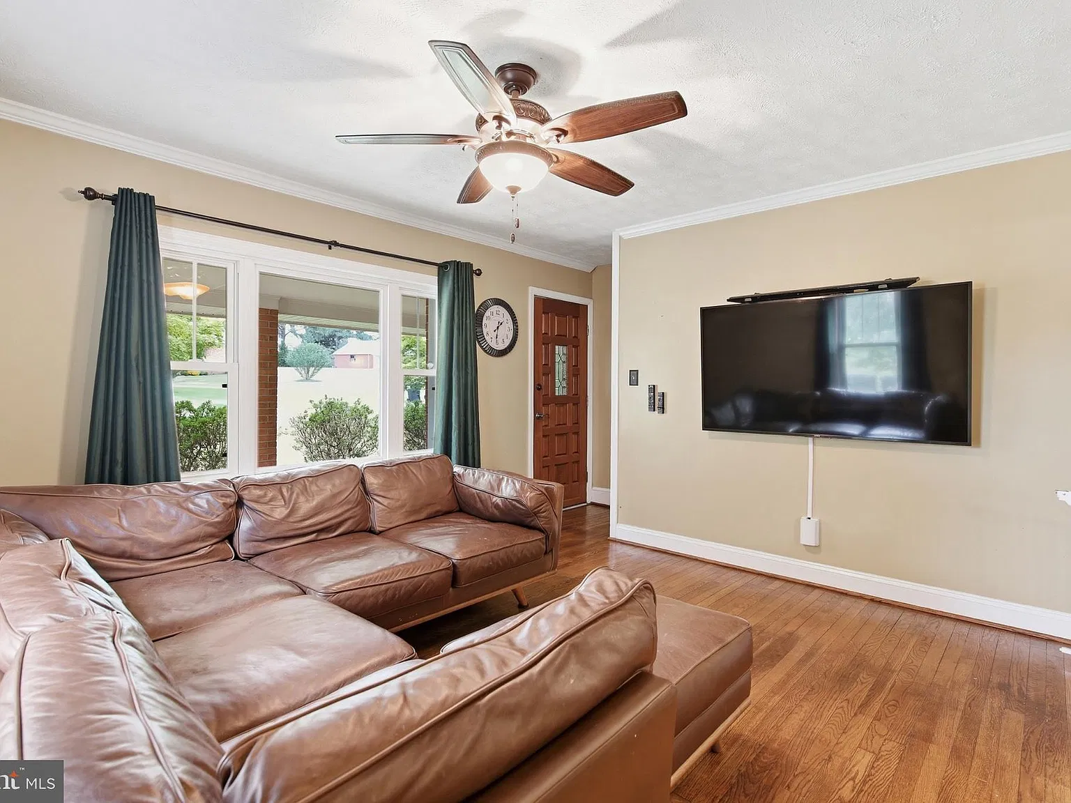 4 bed, 2.0 bath, 1900 sqft, $3,350 — Photo 4