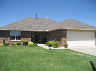 824 Saint George Cir, Moore, OK 73160