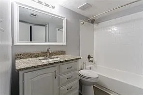135 Barrington Dr E — Photo 5