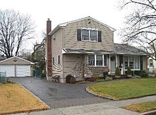 3 Stanford Ln, Hicksville, NY 11801