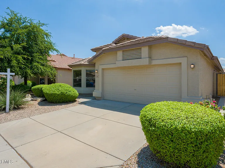 3827 E Monona Dr — Photo 2