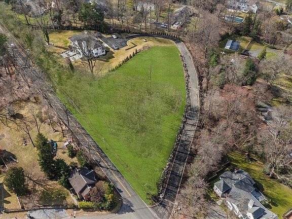 3rd image of 36 Cow Neck Road