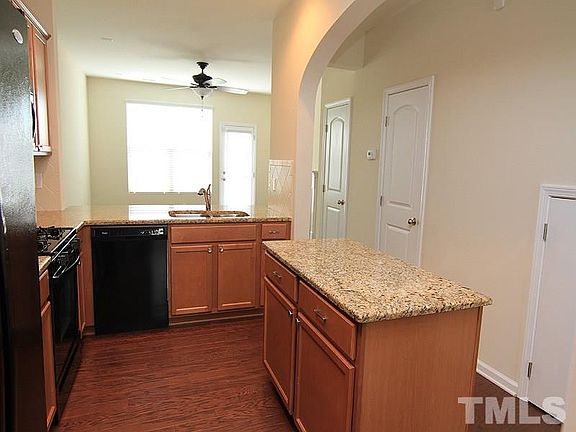 5th image of 215 Mount Evans Dr