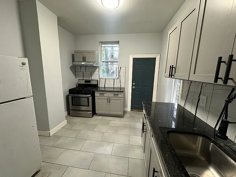 3250 N Hope St — Photo 4