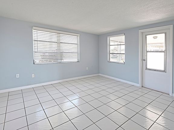 Dinning/family into lanai