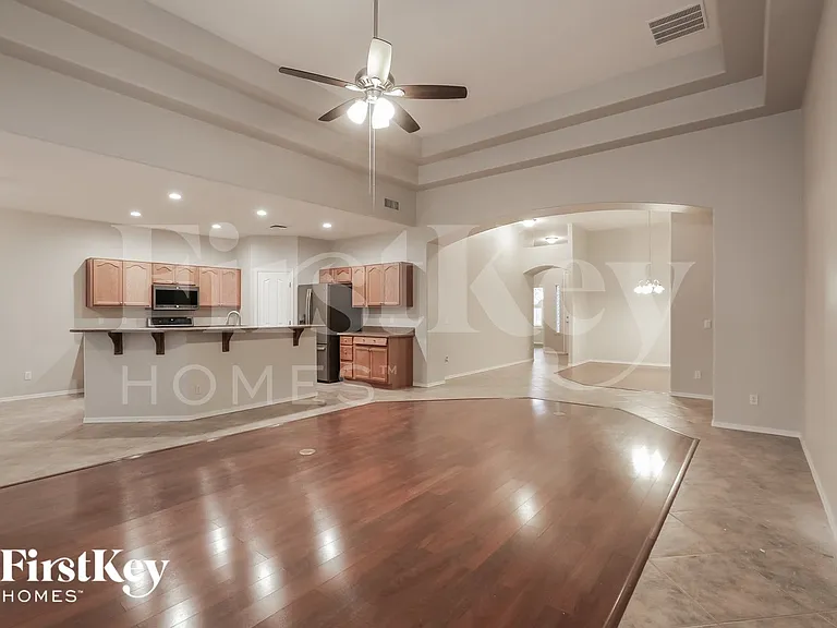 1027 W Samantha Way — Photo 5