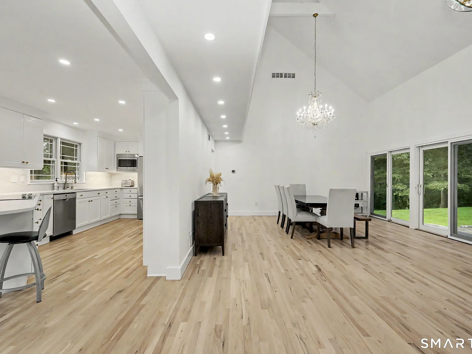 5 bed, 4.0 bath, 4577 sqft, $11,000 — Photo 2