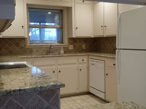 3rd image of 301 W Sabine