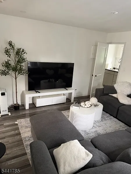 2 bed, 1.0 bath, $1,800 — Photo 2