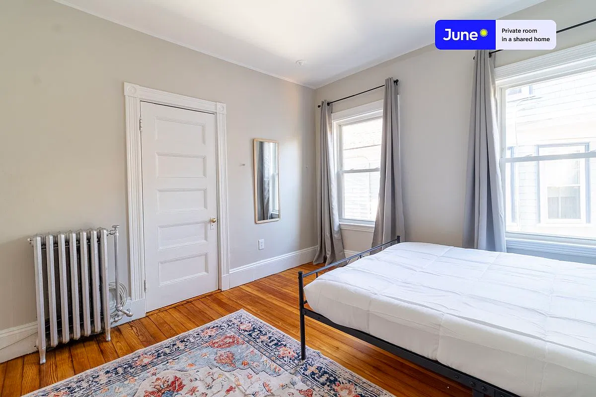 Queen bedroom in 5 bed/2 bath home in Brookline #1801 C — Photo 3
