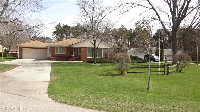 1925 Crestwood Ln photo 1