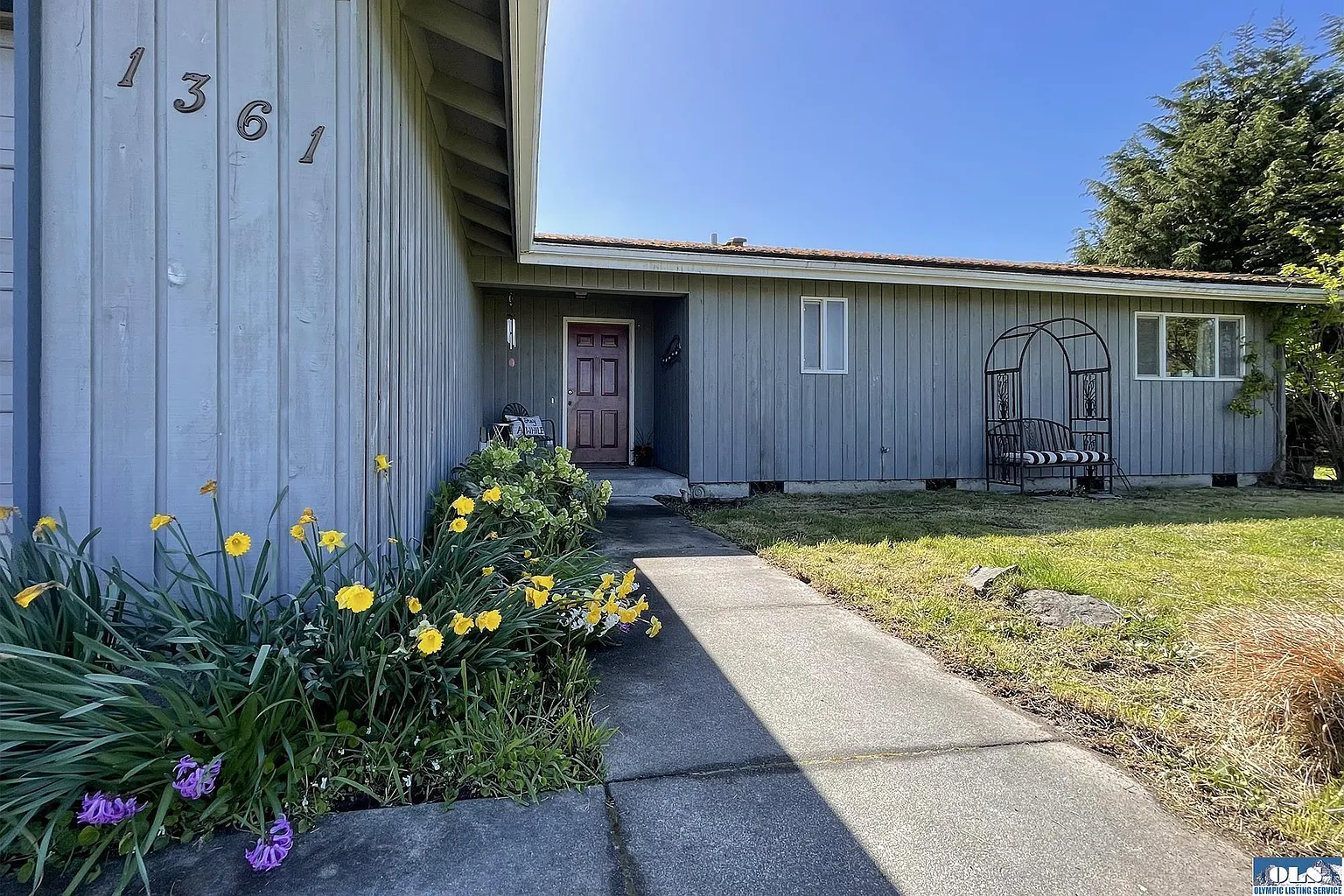 1361 Thornton Dr photo 1