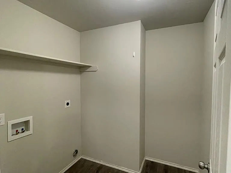 Spacious laundry room with washer/dryer hookups