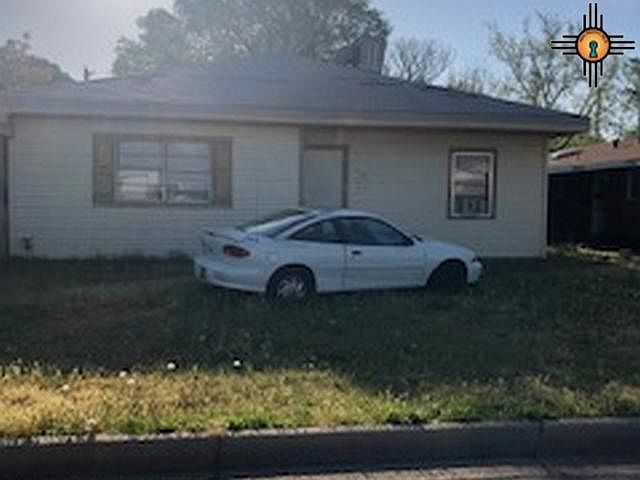 2nd image of 2427 Sheldon St