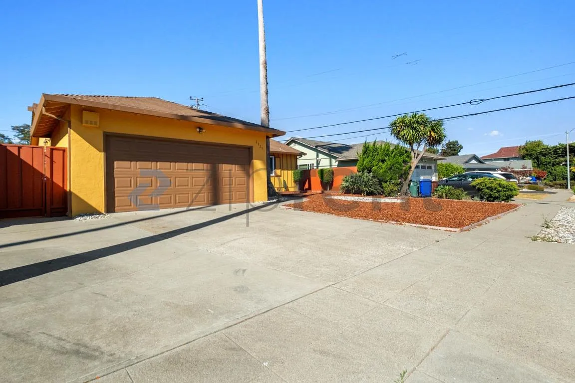 4 bed, 2309 sqft, $3,780 — Photo 2