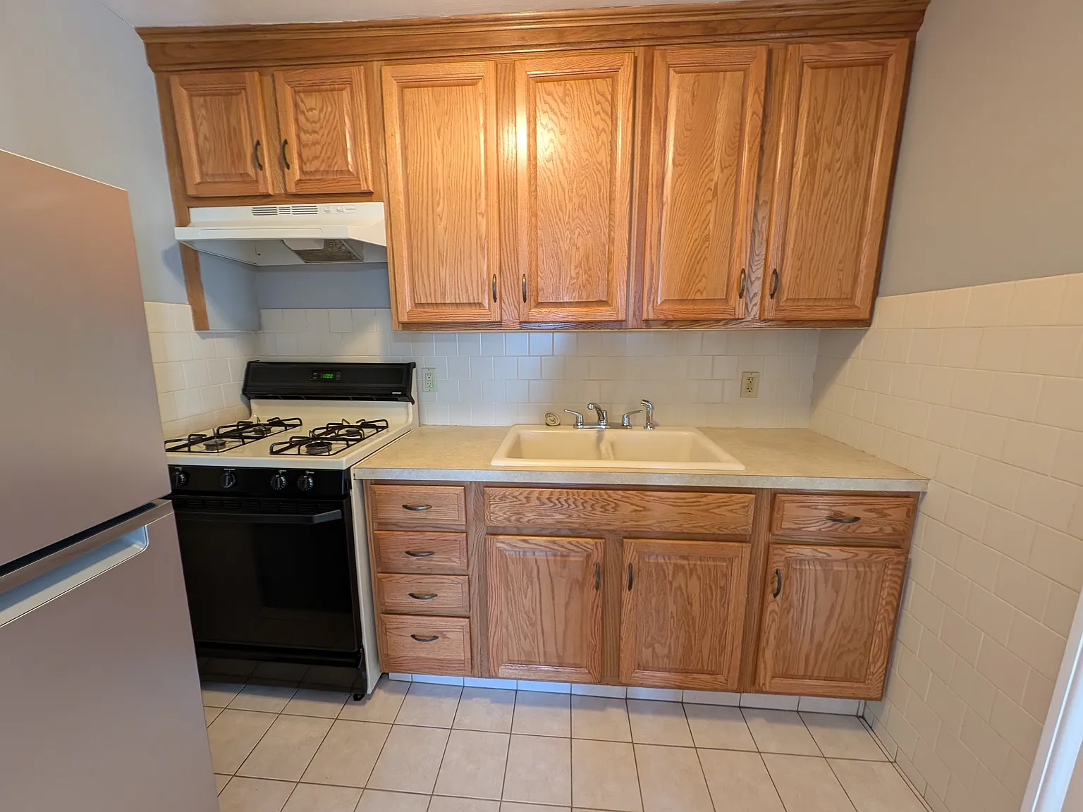 3 bed, 1000 sqft, $1,900 — Photo 2