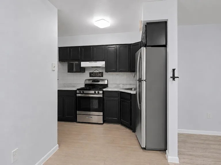406B 7th St — Photo 11