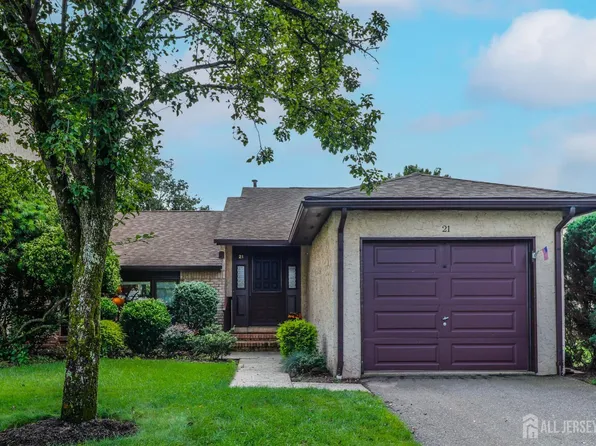 21 Teaberry Dr, Edison, NJ 08820