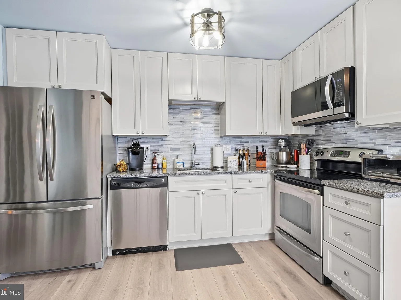 2 bed, 1.0 bath, 1121 sqft, $2,750 — Photo 3