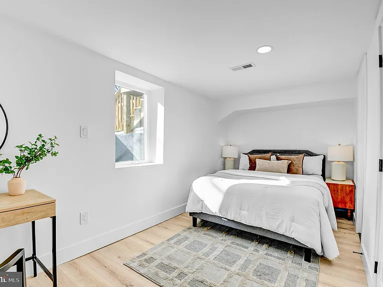 517 Florida Ave NE — Photo 37
