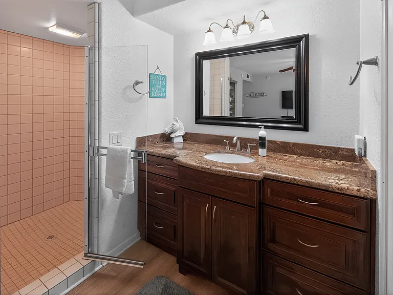 Primary Bedroom / En Suite Bathroom