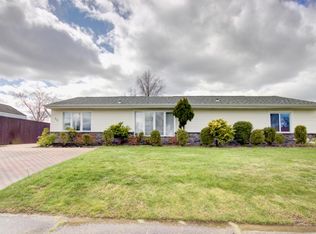 40 Indian Park Rd, Levittown, PA 19057