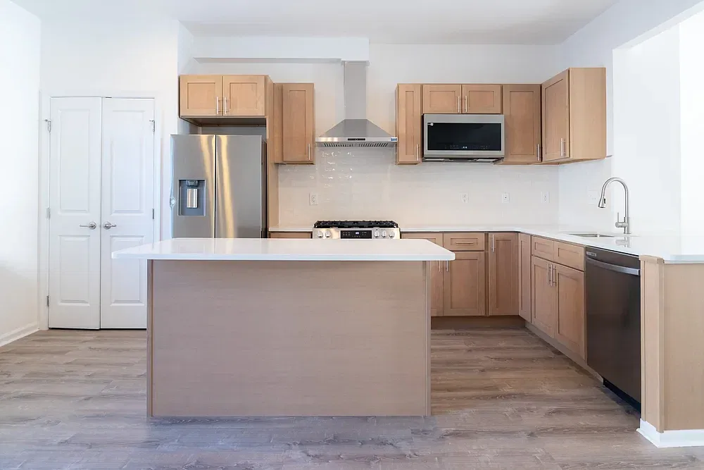 3 bed, 2.5 bath, 1850 sqft, $3,150 — Photo 3