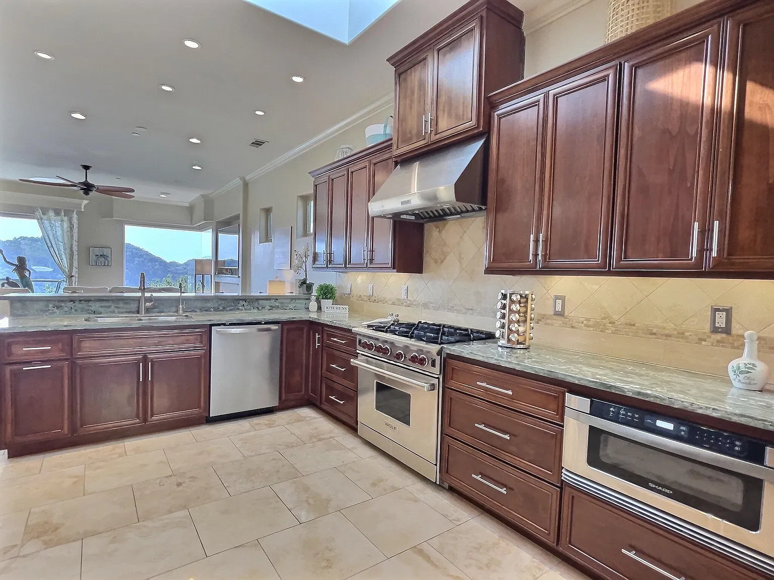 3 bed, 2934 sqft, $7,145 — Photo 4