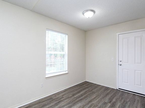 4th image of 8913 Forest Oak Dr