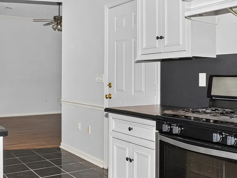 2205 Landover Trl — Photo 11
