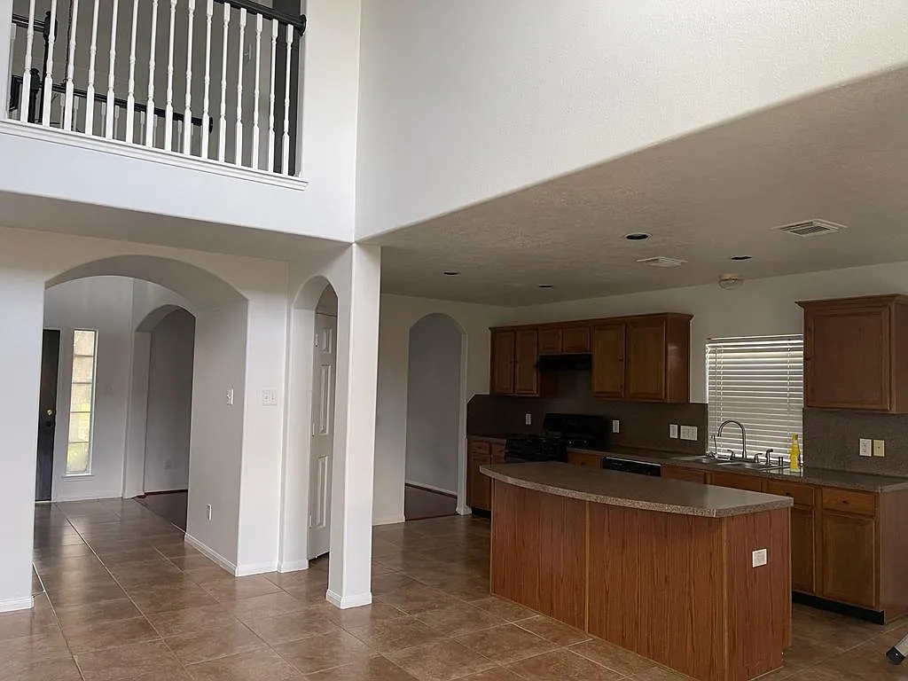 4 bed, 2.5 bath, 2300 sqft, $2,400 — Photo 4