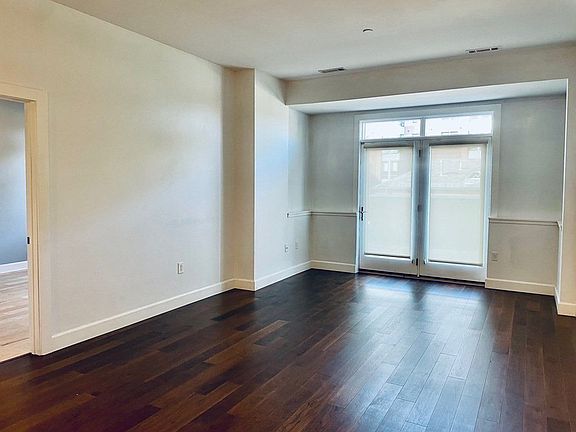 5th image of 1501 Commonwealth Ave #102