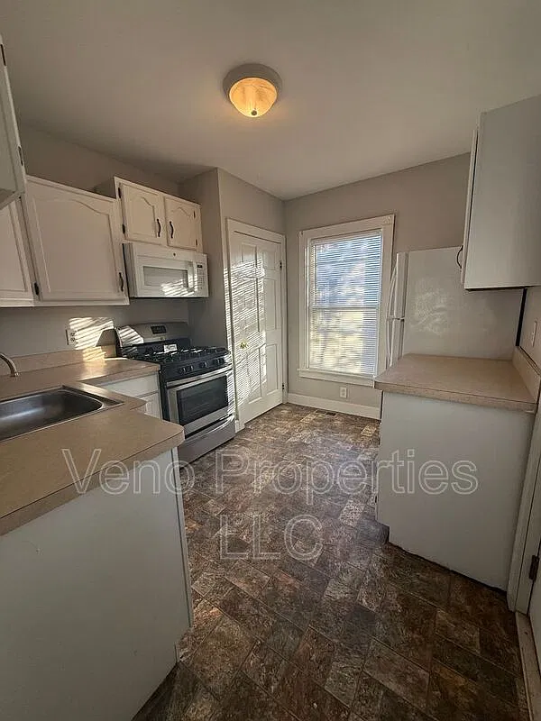 3 bed, 1.0 bath, 1168 sqft, $1,800 — Photo 3