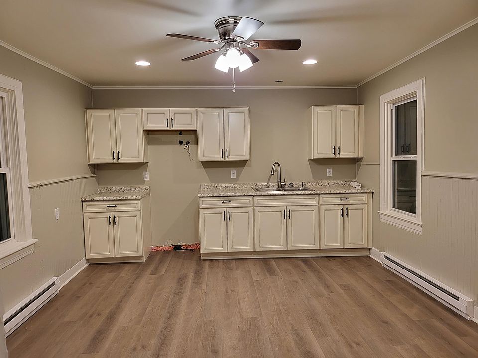 Kitchen with upgraded fixtures and cabinets