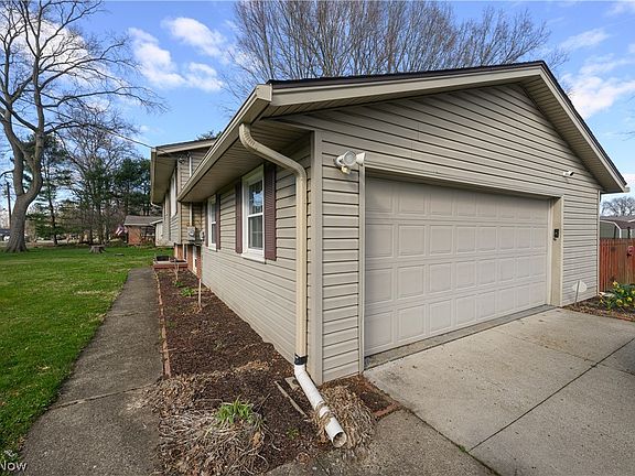 3rd image of 10770 Dot Ave NE