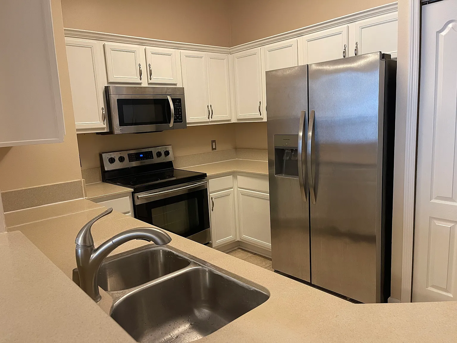 3 bed, 1369 sqft, $1,600 — Photo 2