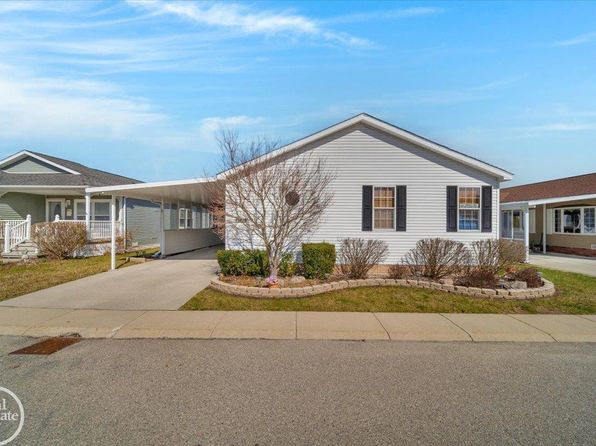6240 Twin Lakes Dr, Smiths Creek, MI 48074
