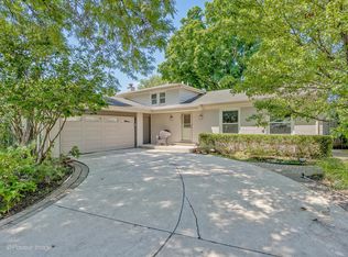 2246 Strawberry Ln, Glenview, IL 60026