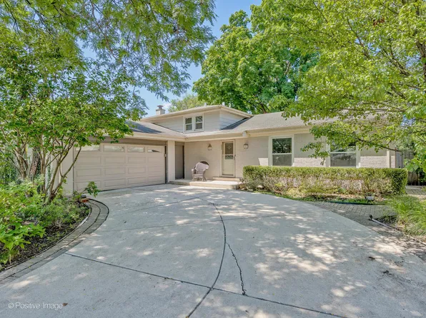 2246 Strawberry Ln, Glenview, IL 60026